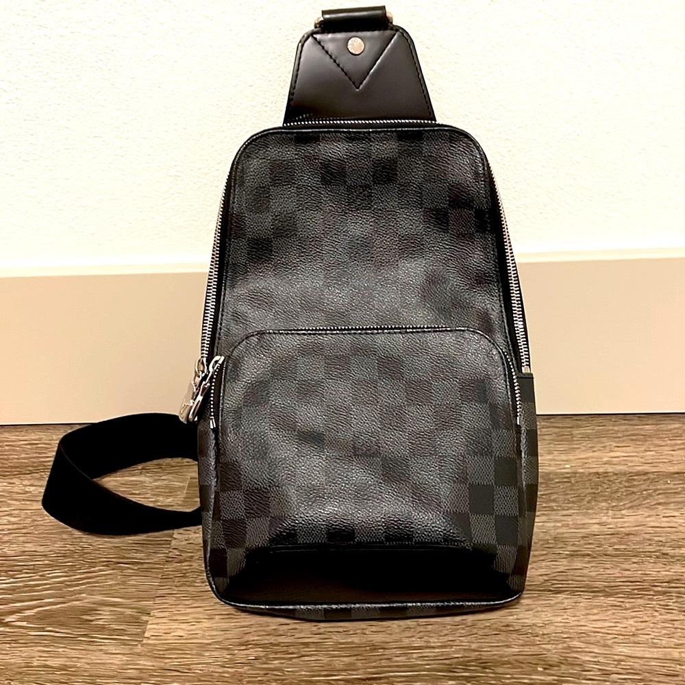 Louis Vuitton AVENUE SLING BAG